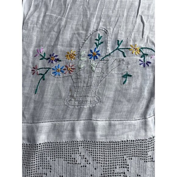 Crochet basket lace edged embroidered table runner - Picture 8 of 10